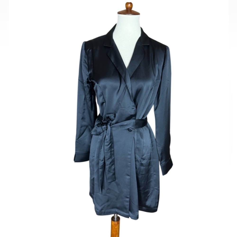 Victoria’s Secret black satin short robe with notch collar Size Medium